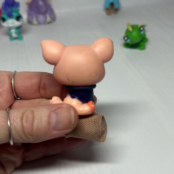 Lot of 7 Misc Mini Figurines Littlest Pet Shop Disney Sofia Shopkins Zuru - Picture 9 of 14